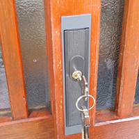 玄関引き戸の鍵交換